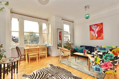 3 bedroom flat to rent, Clissold Crescent, London N16