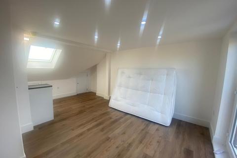 Studio to rent, Cheam, Sutton SM3