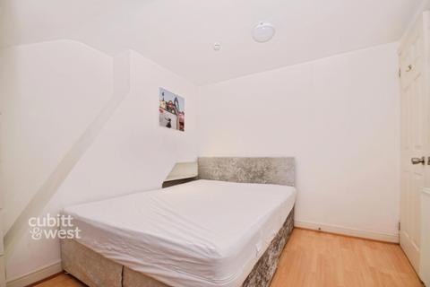 2 bedroom apartment to rent, Genoa Road London SE20