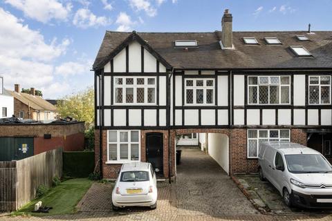 3 bedroom flat to rent, St. James's Drive, London SW17