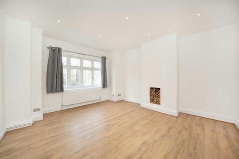 3 bedroom flat to rent, St. James's Drive, London SW17