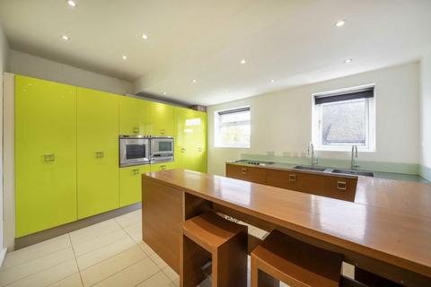3 bedroom flat to rent, St. James's Drive, London SW17