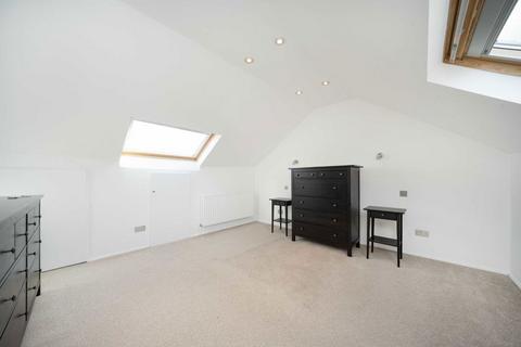 3 bedroom flat to rent, St. James's Drive, London SW17