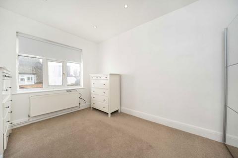3 bedroom flat to rent, St. James's Drive, London SW17