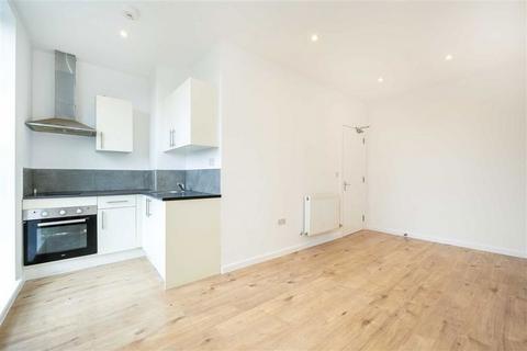 Studio to rent, Brent Cross Gardens, London NW4