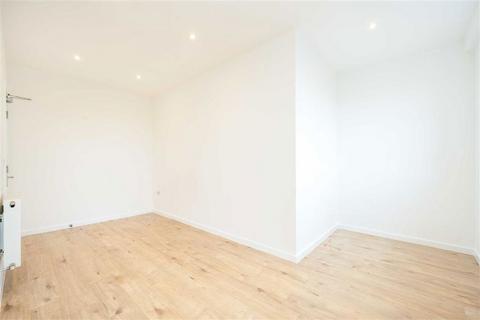 Studio to rent, Brent Cross Gardens, London NW4
