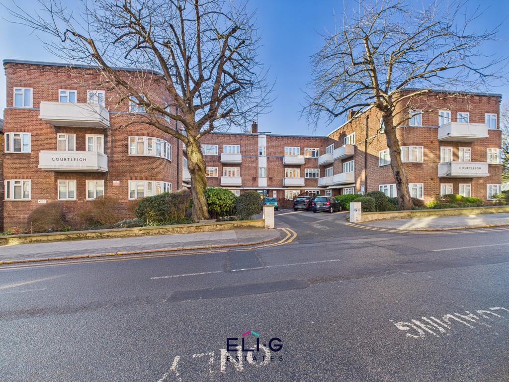 2 bed flat to rent Courtleigh, London NW11