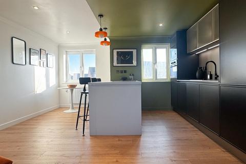 3 bedroom apartment to rent, Hill View Drive, London