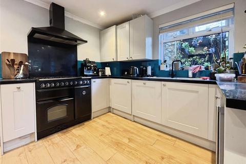 3 bedroom semi-detached house to rent, Middle Walk, Kent TN2