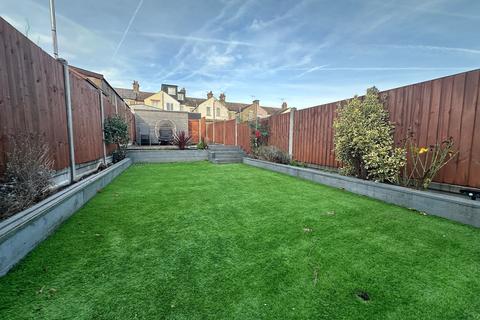 2 bedroom terraced house to rent, Hampden Road, Grays, RM17