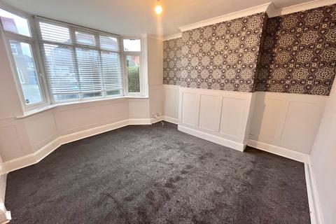 3 bedroom semi-detached house to rent, Hillsway Crescent, Mansfield, NG18