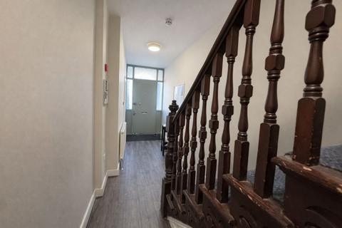 Studio to rent, Priory Road, High Wycombe