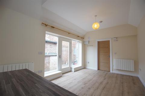 1 bedroom semi-detached bungalow to rent, Gable End, Off St Nicholas Church St, (rear of 38 Smith St) Warwick