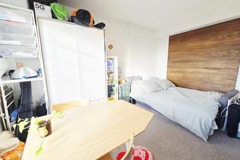 Studio to rent, Camden Road, Camden