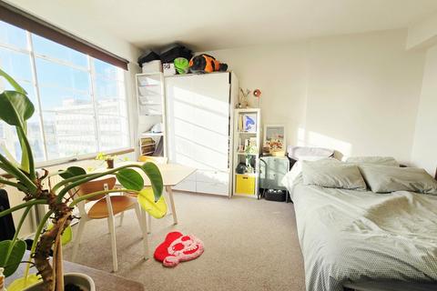 Studio to rent, Camden Road, Camden