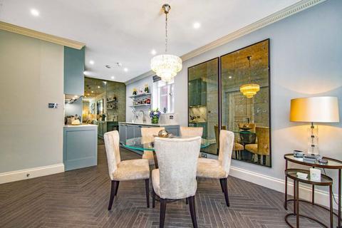 2 bedroom flat to rent, South Audley Street, London W1K