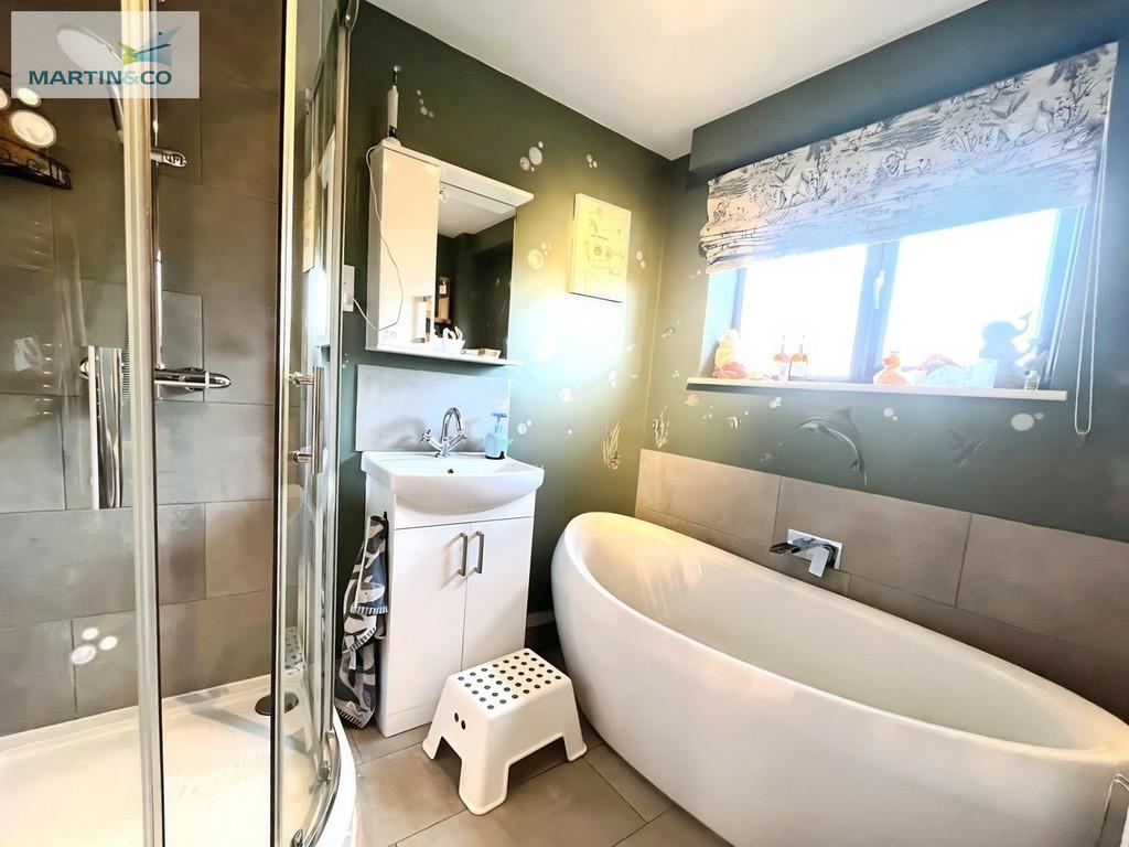 F515df7d-Fuscote 20bathroom 20upstairs