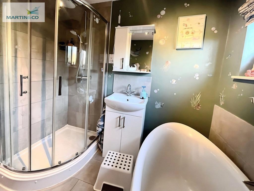 9b1c2a4d-Fuscote 20bathroom 20upstairs 202