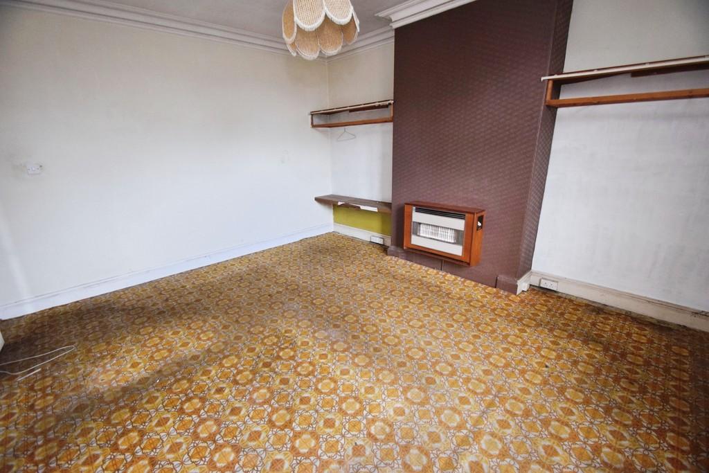5e8d9f93-Bedroom 205