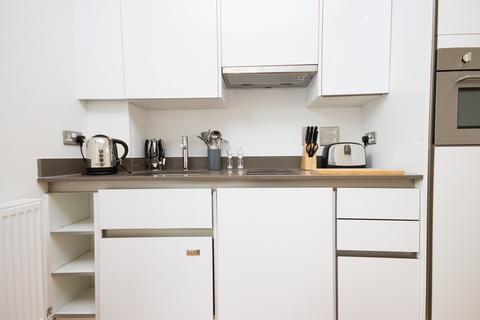 Studio to rent, Caxton Street North, London E16