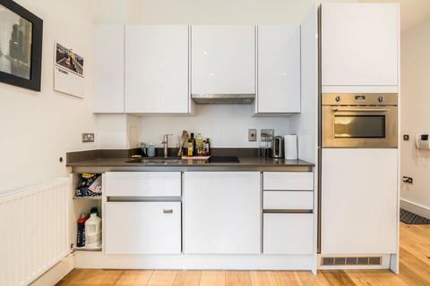 Studio to rent, Centurion Tower, London E16