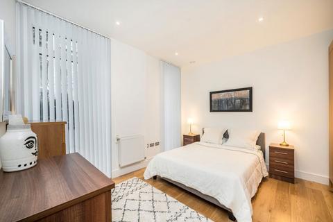 Studio to rent, Centurion Tower, London E16