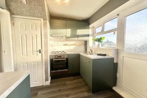 3 bedroom semi-detached house to rent, Woodlands Park Road, Pudsey