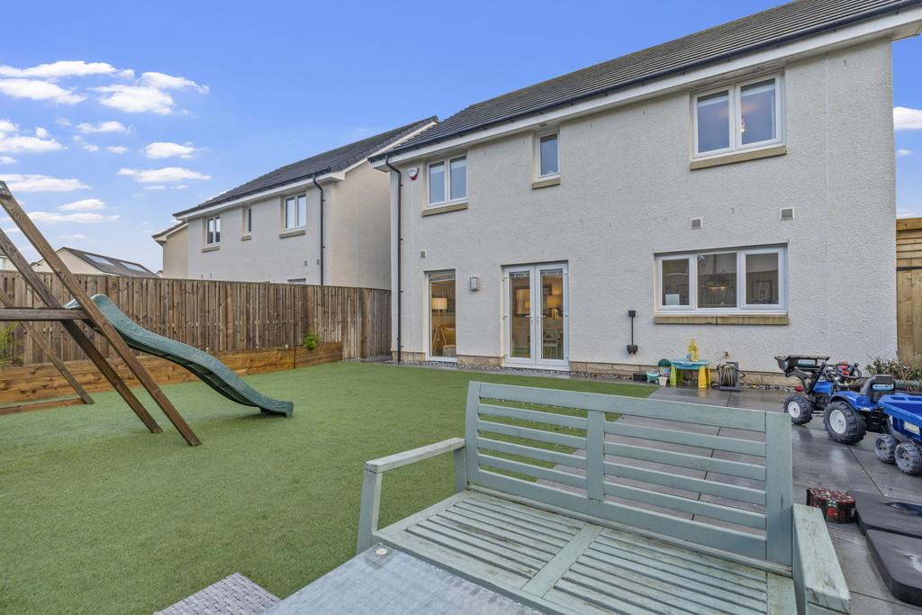 90-web-or-mls-22 Portree Crescent 16
