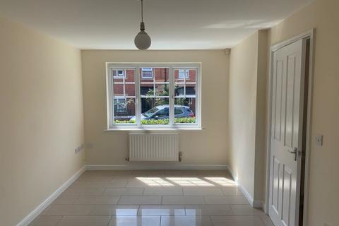 3 bedroom semi-detached house to rent, Saddlecote Close, Manchester