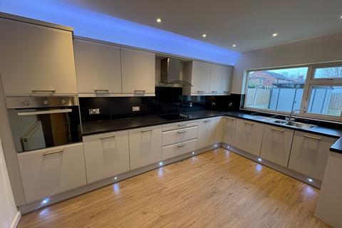 4 bedroom semi-detached house to rent, Newhaven Avenue, Leigh WN7