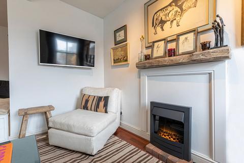 2 bedroom flat for sale, Battersea Park Road, London SW11
