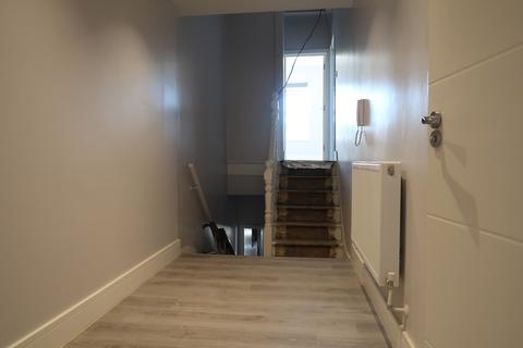 2 bedroom apartment to rent, Merton Road, London SW18