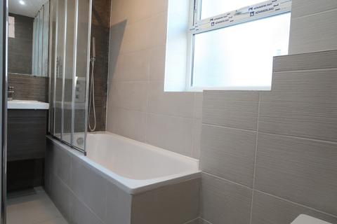 2 bedroom apartment to rent, Merton Road, London SW18