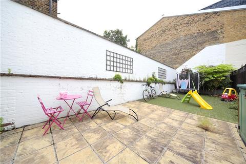 2 bedroom flat to rent, Ravenswood Road, London