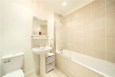 2 bedroom flat to rent, Ravenswood Road, London