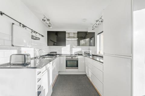 2 bedroom flat to rent, Goodwin Close, London