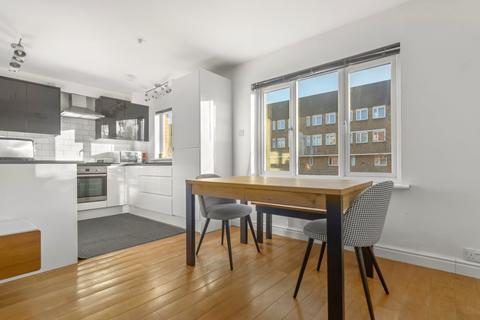 2 bedroom flat to rent, Goodwin Close, London