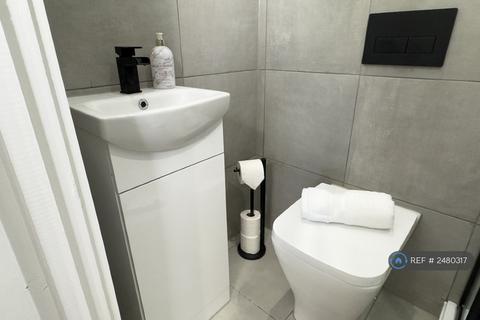 1 bedroom in a house share to rent, Neath Road, Plasmarl, Swansea, SA6