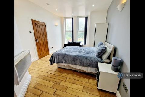 Studio to rent, Windsor Road, Newton Heath, M40