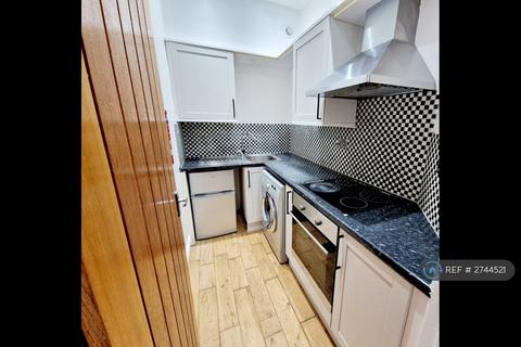 Studio to rent, Windsor Road, Newton Heath, M40