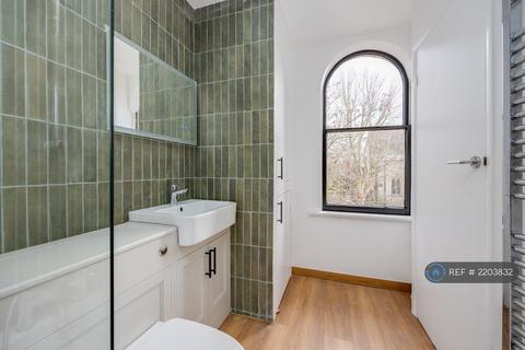 Studio to rent, Selhurst Road, London, SE25