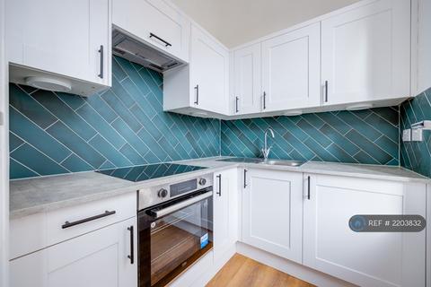 Studio to rent, Selhurst Road, London, SE25