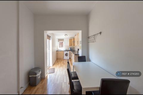 4 bedroom terraced house to rent, Kinross Road, Manchester, M14