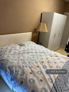 1 bedroom in a house share to rent, Great West Road, Isleworth, TW7