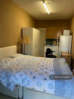 1 bedroom in a house share to rent, Great West Road, Isleworth, TW7