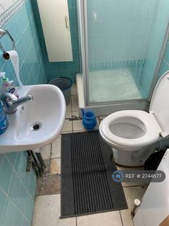 1 bedroom in a house share to rent, Great West Road, Isleworth, TW7