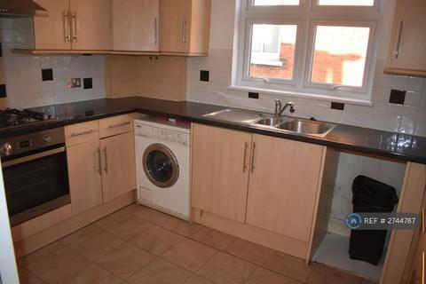 2 bedroom flat to rent, Crowstone Road, Westcliff-On-Sea, SS0