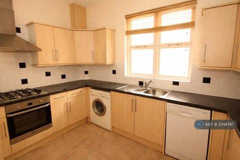 2 bedroom flat to rent, Crowstone Road, Westcliff-On-Sea, SS0