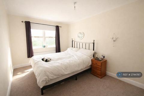 2 bedroom flat to rent, Crowstone Road, Westcliff-On-Sea, SS0