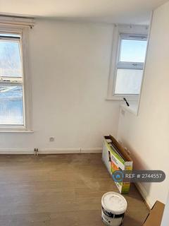 Studio to rent, Clarence Road, London, E5